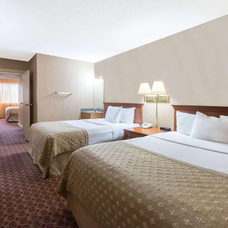 Ramada By Wyndham Topeka Downtown Hotel & Convention Center Kültér fotó