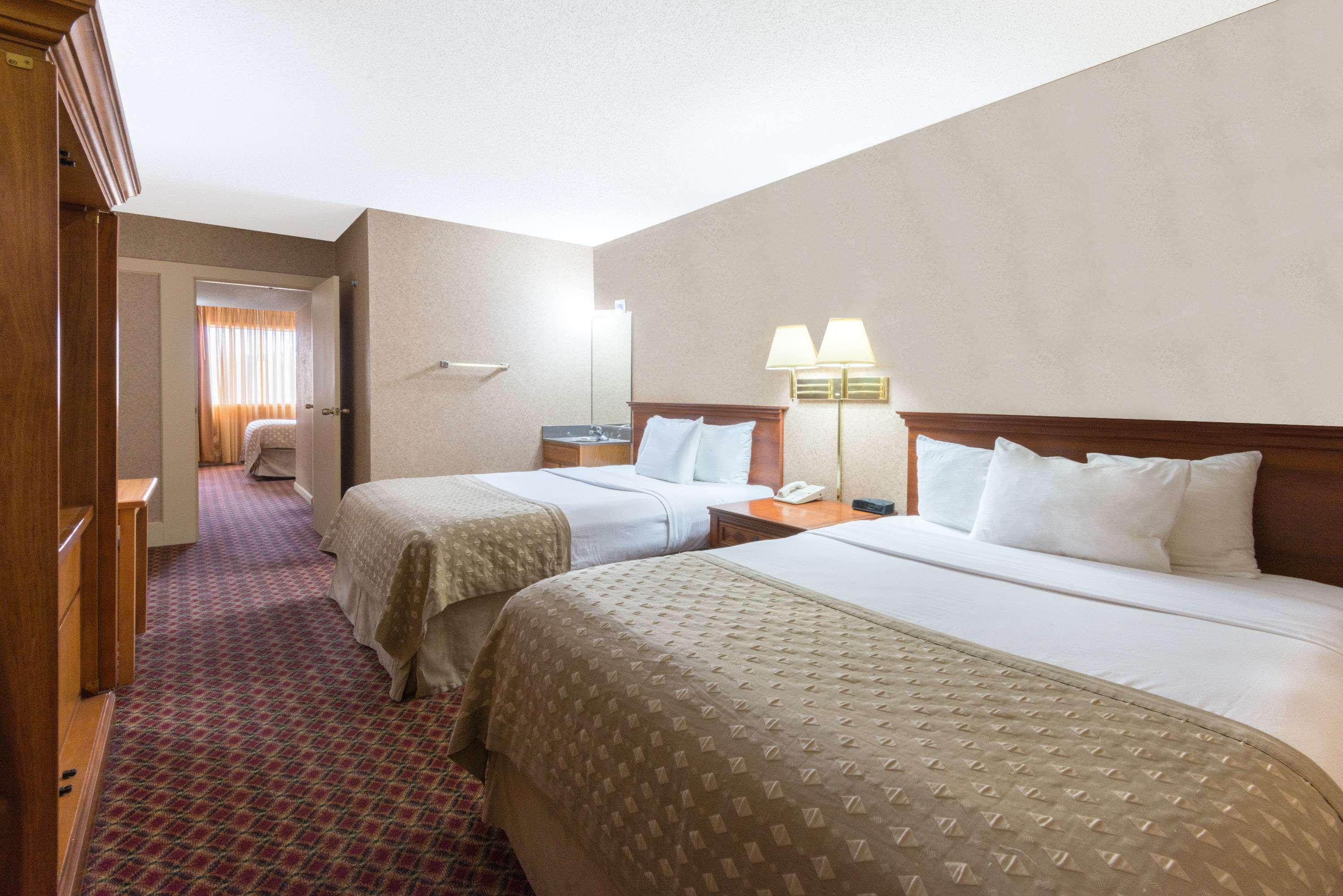 Ramada By Wyndham Topeka Downtown Hotel & Convention Center Kültér fotó