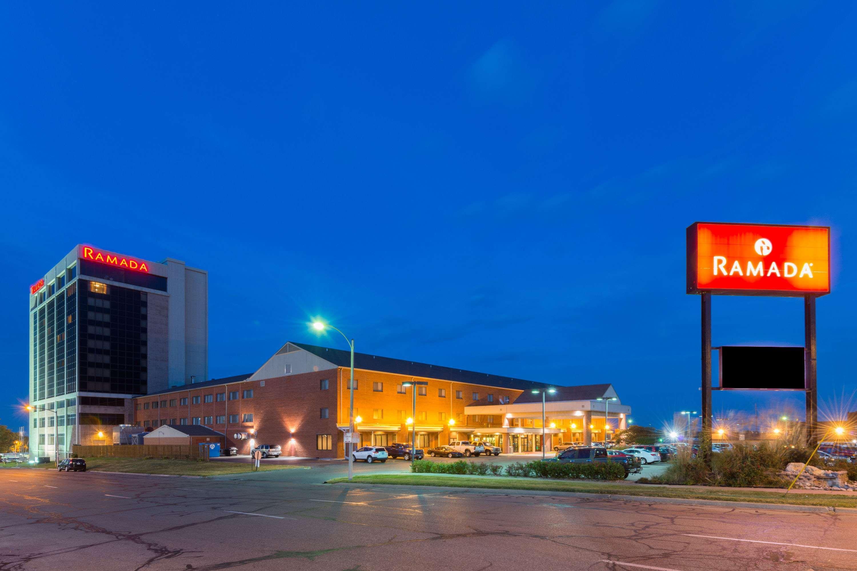 Ramada By Wyndham Topeka Downtown Hotel & Convention Center Kültér fotó