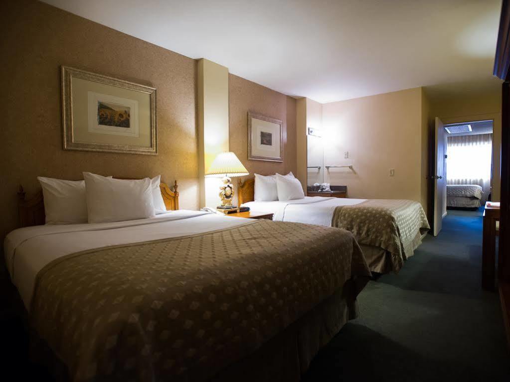 Ramada By Wyndham Topeka Downtown Hotel & Convention Center Kültér fotó