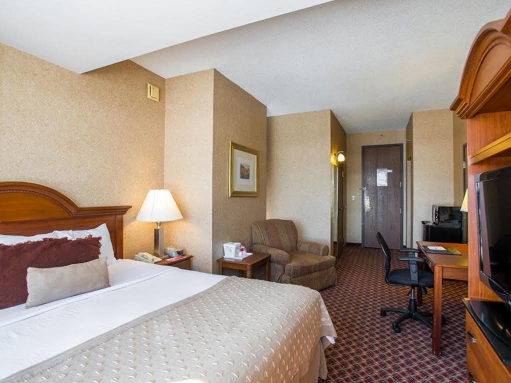 Ramada By Wyndham Topeka Downtown Hotel & Convention Center Kültér fotó